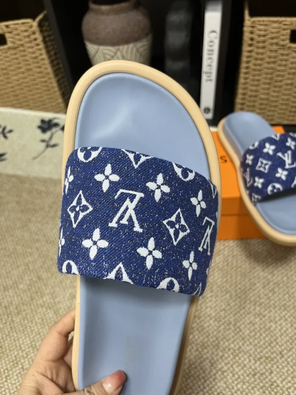 P320💰[New Style] 2025 New Couple Style [LOUlS VUlTTON] Comes with drawer box, bag, card, invoice "Louis Vuitton ~ unique modern style sandals. 》LV counter purchasing 🏃Men's and women's casual slippers, sold at the same time at the counter, the original old flower uppers are soft and comfortable, (refuse to discolor and rub feet) soles: original factory special combination of original soles, code number: 35--46 45 46 customized multi-colors 🉑️choose